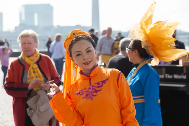 Modenschau am Düsseldorfer Burgplatz zum Internationalen Frauentag: traditionelle chinesische Tracht (Foto 10 von 42)