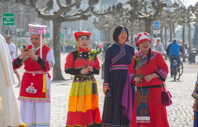 Modenschau am Düsseldorfer Burgplatz zum Internationalen Frauentag: traditionelle chinesische Tracht (Foto 8 von 42)