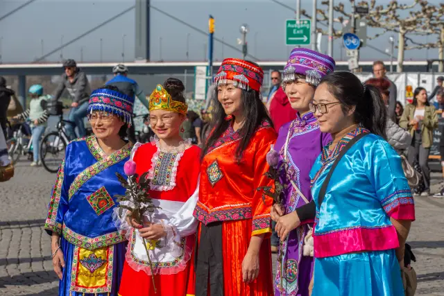 Modenschau am Düsseldorfer Burgplatz zum Internationalen Frauentag: traditionelle chinesische Tracht (Foto 7 von 42)