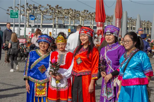 Modenschau am Düsseldorfer Burgplatz zum Internationalen Frauentag: traditionelle chinesische Tracht (Foto 13 von 42)