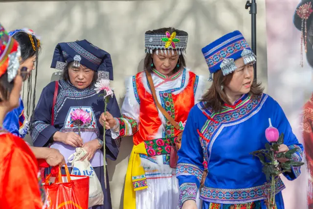 Modenschau am Düsseldorfer Burgplatz zum Internationalen Frauentag: traditionelle chinesische Tracht (Foto 18 von 42)
