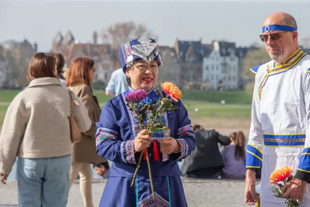 Modenschau am Düsseldorfer Burgplatz zum Internationalen Frauentag: traditionelle chinesische Tracht (Foto 9 von 42)