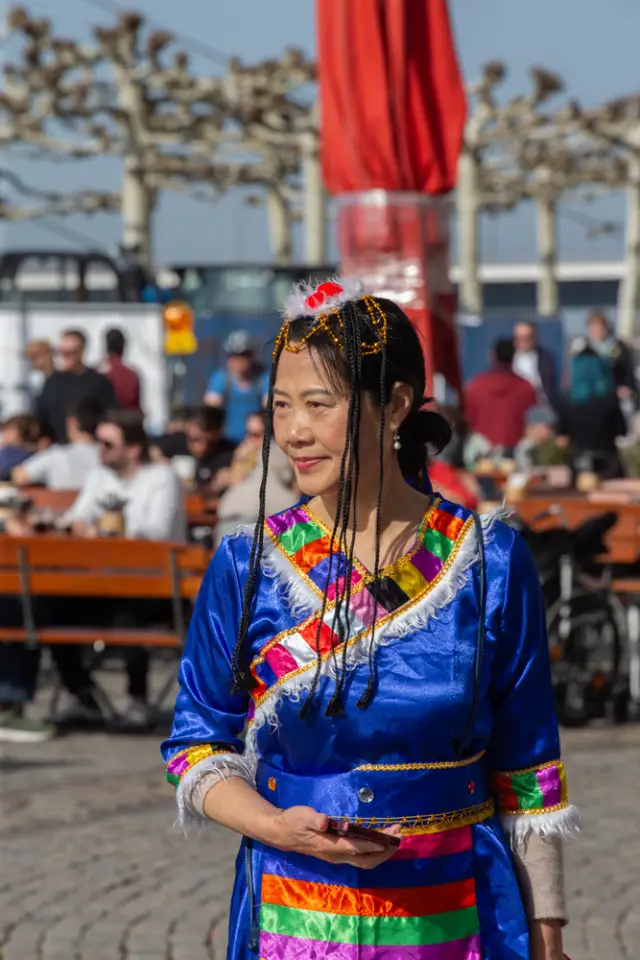 Modenschau am Düsseldorfer Burgplatz zum Internationalen Frauentag: traditionelle chinesische Tracht (Foto 23 von 42)
