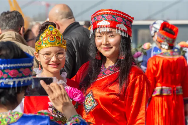 Modenschau am Düsseldorfer Burgplatz zum Internationalen Frauentag: traditionelle chinesische Tracht (Foto 12 von 42)