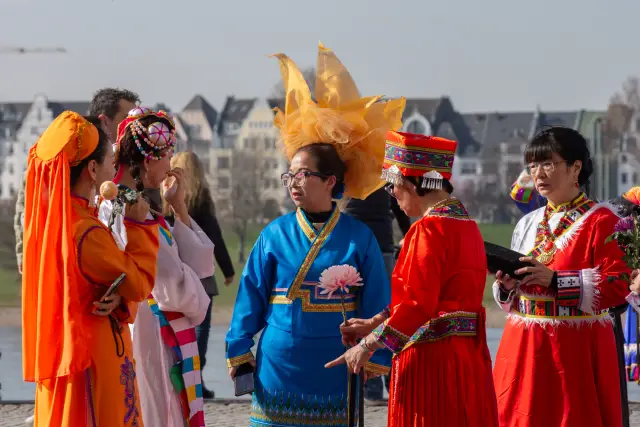 Modenschau am Düsseldorfer Burgplatz zum Internationalen Frauentag: traditionelle chinesische Tracht (Foto 17 von 42)