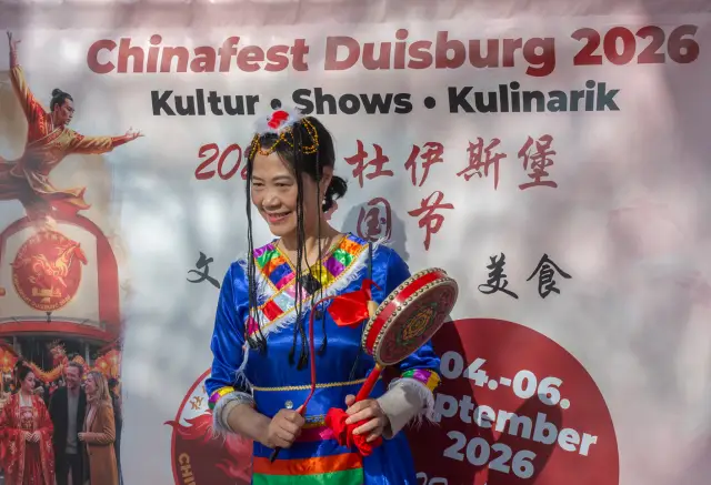 Modenschau am Düsseldorfer Burgplatz zum Internationalen Frauentag: traditionelle chinesische Tracht (Foto 20 von 42)