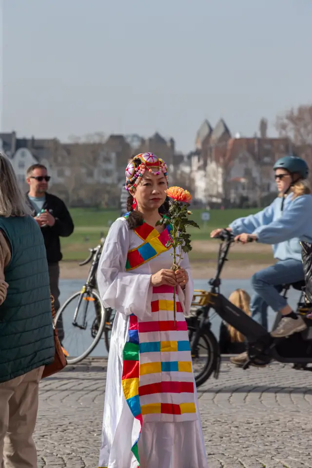 Modenschau am Düsseldorfer Burgplatz zum Internationalen Frauentag: traditionelle chinesische Tracht (Foto 26 von 42)