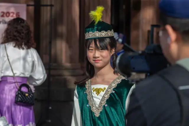 Modenschau am Düsseldorfer Burgplatz zum Internationalen Frauentag: traditionelle chinesische Tracht (Foto 11 von 42)