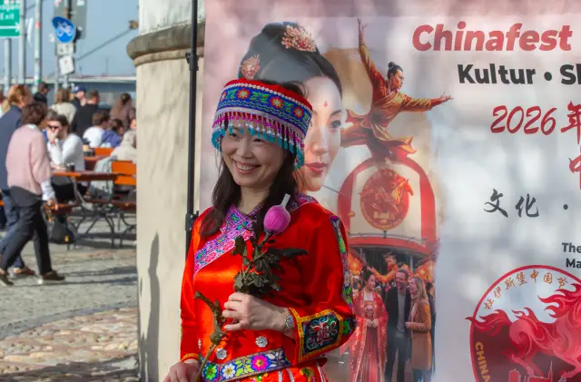 Modenschau am Düsseldorfer Burgplatz zum Internationalen Frauentag: traditionelle chinesische Tracht (Foto 19 von 42)