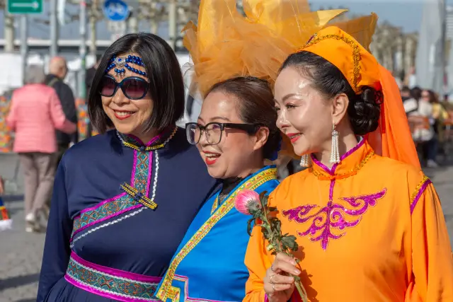 Modenschau am Düsseldorfer Burgplatz zum Internationalen Frauentag: traditionelle chinesische Tracht (Foto 15 von 42)