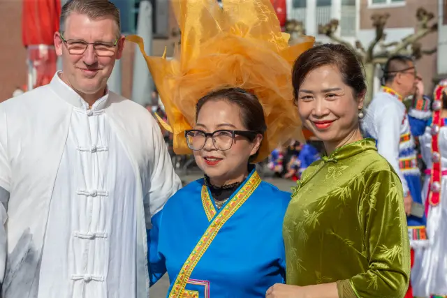 Modenschau am Düsseldorfer Burgplatz zum Internationalen Frauentag: traditionelle chinesische Tracht (Foto 21 von 42)