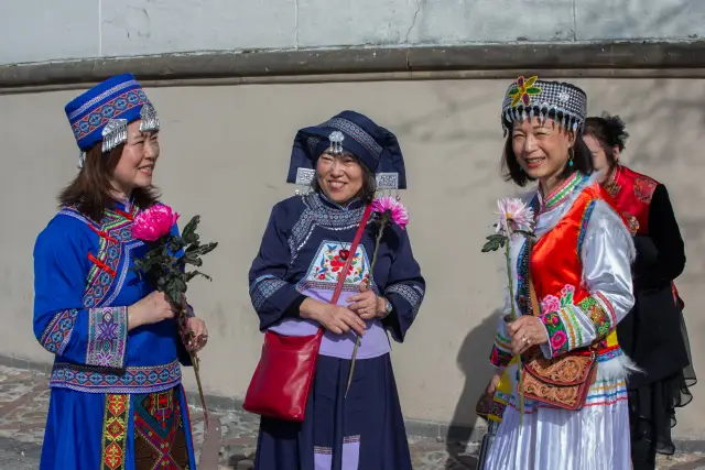 Modenschau am Düsseldorfer Burgplatz zum Internationalen Frauentag: traditionelle chinesische Tracht (Foto 24 von 42)