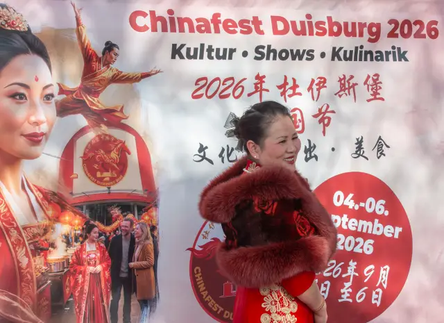 Modenschau am Düsseldorfer Burgplatz zum Internationalen Frauentag: traditionelle chinesische Tracht (Foto 27 von 42)