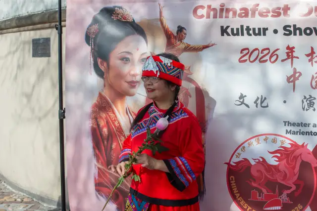 Modenschau am Düsseldorfer Burgplatz zum Internationalen Frauentag: traditionelle chinesische Tracht (Foto 16 von 42)