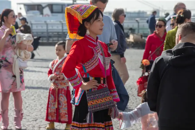 Modenschau am Düsseldorfer Burgplatz zum Internationalen Frauentag: traditionelle chinesische Tracht (Foto 25 von 42)