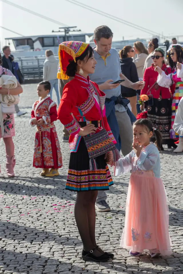 Modenschau am Düsseldorfer Burgplatz zum Internationalen Frauentag: traditionelle chinesische Tracht (Foto 31 von 42)