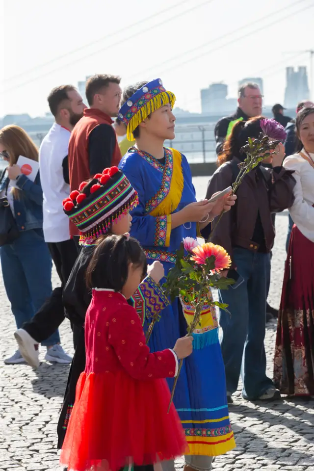 Modenschau am Düsseldorfer Burgplatz zum Internationalen Frauentag: traditionelle chinesische Tracht (Foto 32 von 42)