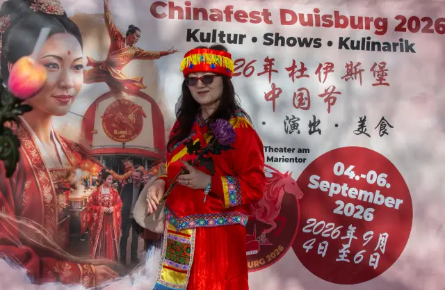 Modenschau am Düsseldorfer Burgplatz zum Internationalen Frauentag: traditionelle chinesische Tracht (Foto 28 von 42)
