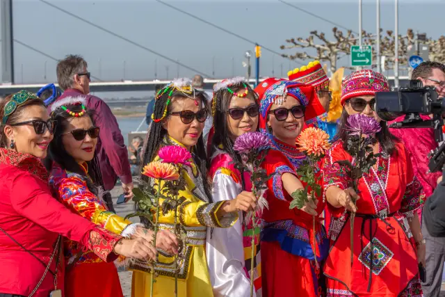 Modenschau am Düsseldorfer Burgplatz zum Internationalen Frauentag: traditionelle chinesische Tracht (Foto 14 von 42)