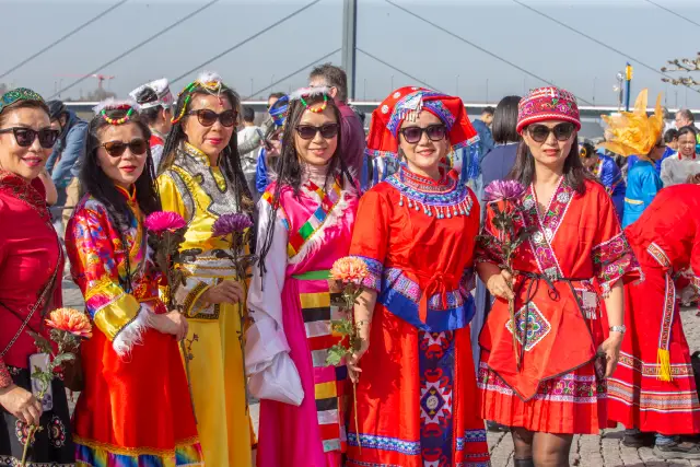 Modenschau am Düsseldorfer Burgplatz zum Internationalen Frauentag: traditionelle chinesische Tracht (Foto 1 von 42)