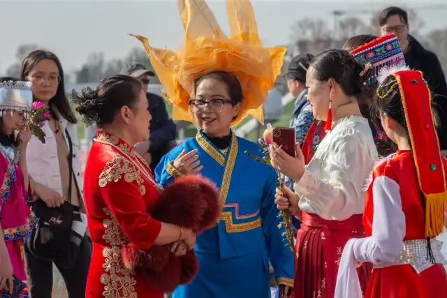 Modenschau am Düsseldorfer Burgplatz zum Internationalen Frauentag: traditionelle chinesische Tracht (Foto 22 von 42)