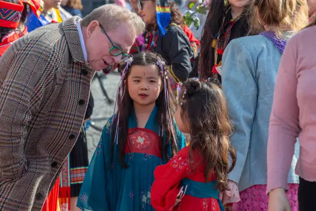 Modenschau am Düsseldorfer Burgplatz zum Internationalen Frauentag: traditionelle chinesische Tracht (Foto 37 von 42)