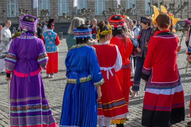 Modenschau am Düsseldorfer Burgplatz zum Internationalen Frauentag: traditionelle chinesische Tracht (Foto 34 von 42)