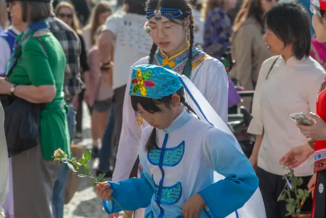 Modenschau am Düsseldorfer Burgplatz zum Internationalen Frauentag: traditionelle chinesische Tracht (Foto 36 von 42)