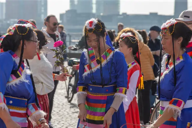 Modenschau am Düsseldorfer Burgplatz zum Internationalen Frauentag: traditionelle chinesische Tracht (Foto 35 von 42)