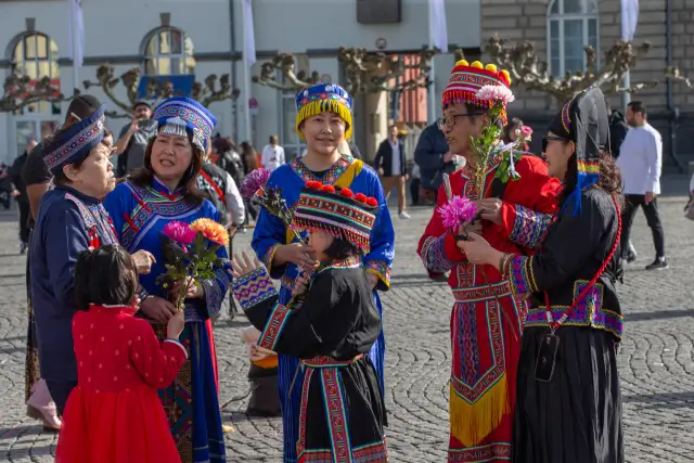 Modenschau am Düsseldorfer Burgplatz zum Internationalen Frauentag: traditionelle chinesische Tracht (Foto 30 von 42)