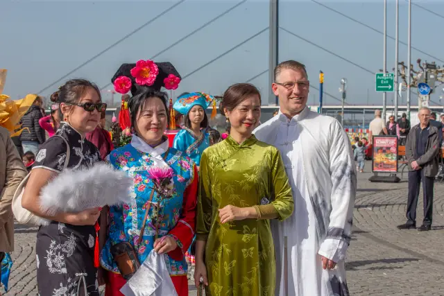 Modenschau am Düsseldorfer Burgplatz zum Internationalen Frauentag: traditionelle chinesische Tracht (Foto 40 von 42)