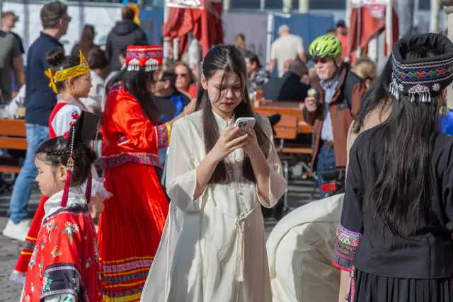 Modenschau am Düsseldorfer Burgplatz zum Internationalen Frauentag: traditionelle chinesische Tracht (Foto 38 von 42)