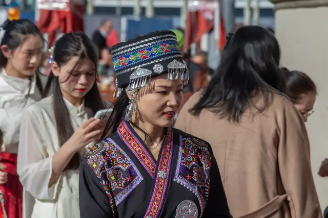 Modenschau am Düsseldorfer Burgplatz zum Internationalen Frauentag: traditionelle chinesische Tracht (Foto 42 von 42)