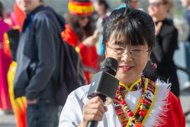 Modenschau am Düsseldorfer Burgplatz zum Internationalen Frauentag: traditionelle chinesische Tracht (Foto 39 von 42)