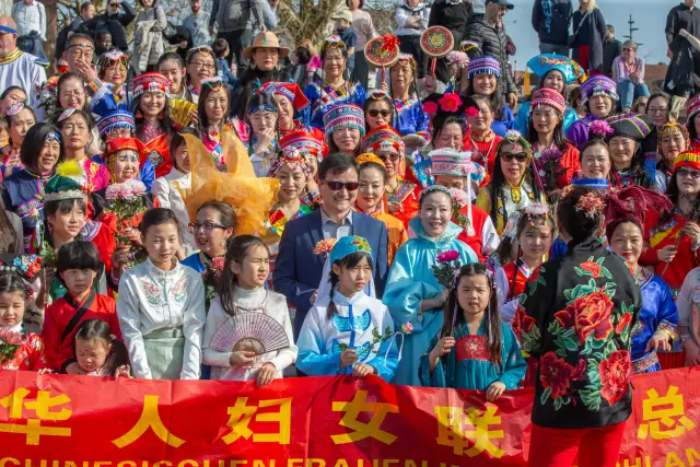 Modenschau am Düsseldorfer Burgplatz zum Internationalen Frauentag: traditionelle chinesische Tracht (Foto 4 von 42)