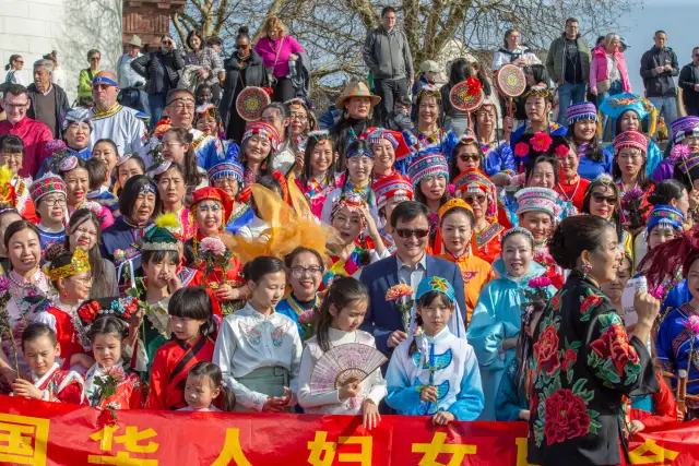 Modenschau am Düsseldorfer Burgplatz zum Internationalen Frauentag: traditionelle chinesische Tracht (Foto 5 von 42)