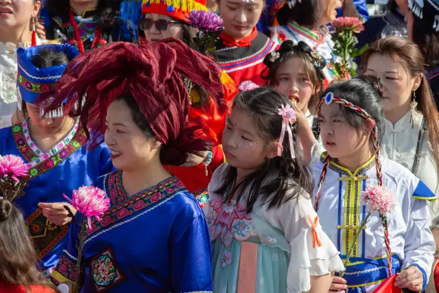 Modenschau am Düsseldorfer Burgplatz zum Internationalen Frauentag: traditionelle chinesische Tracht (Foto 33 von 42)