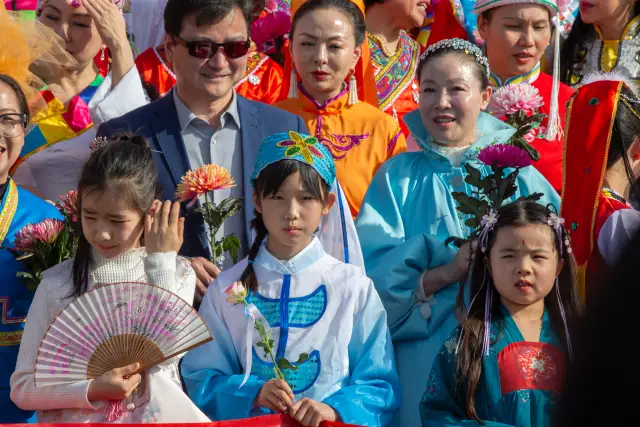 Modenschau am Düsseldorfer Burgplatz zum Internationalen Frauentag: traditionelle chinesische Tracht (Foto 2 von 42)