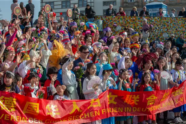 Modenschau am Düsseldorfer Burgplatz zum Internationalen Frauentag: traditionelle chinesische Tracht (Foto 3 von 42)