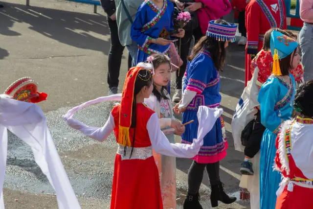 Modenschau am Düsseldorfer Burgplatz zum Internationalen Frauentag: traditionelle chinesische Tracht (Foto 41 von 42)