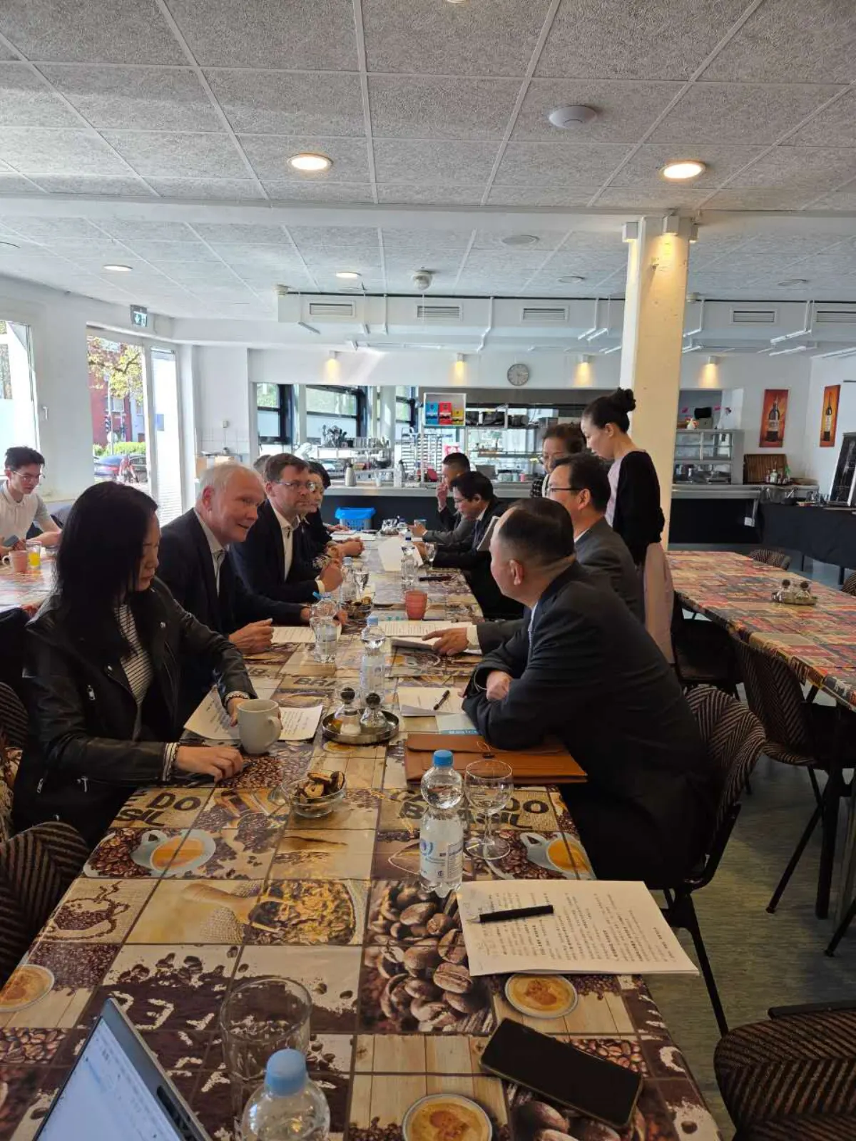 Deutsche und chinesische Beteiligte an einem langen Tisch bei der Zwischenbilanz zum Chinafest